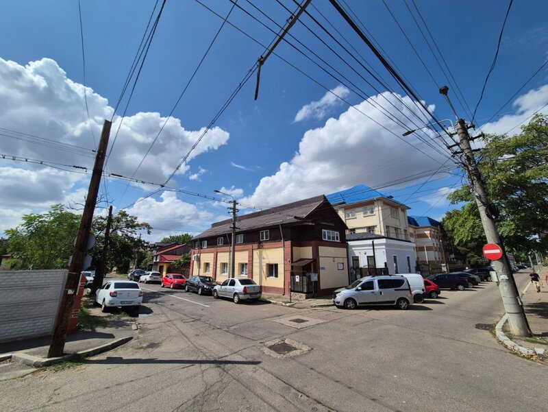 Buzau, casa langa liceul Hasdeu, langa pe str. Plevnei.