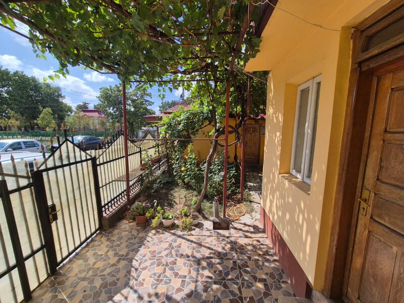 Buzau, casa langa liceul Hasdeu, langa pe str. Plevnei.