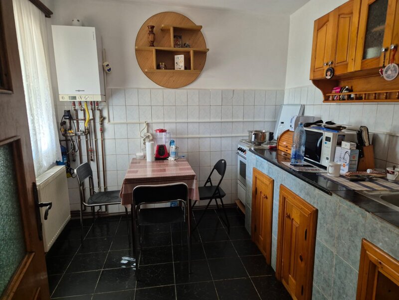 Buzau, casa langa liceul Hasdeu, langa pe str. Plevnei.