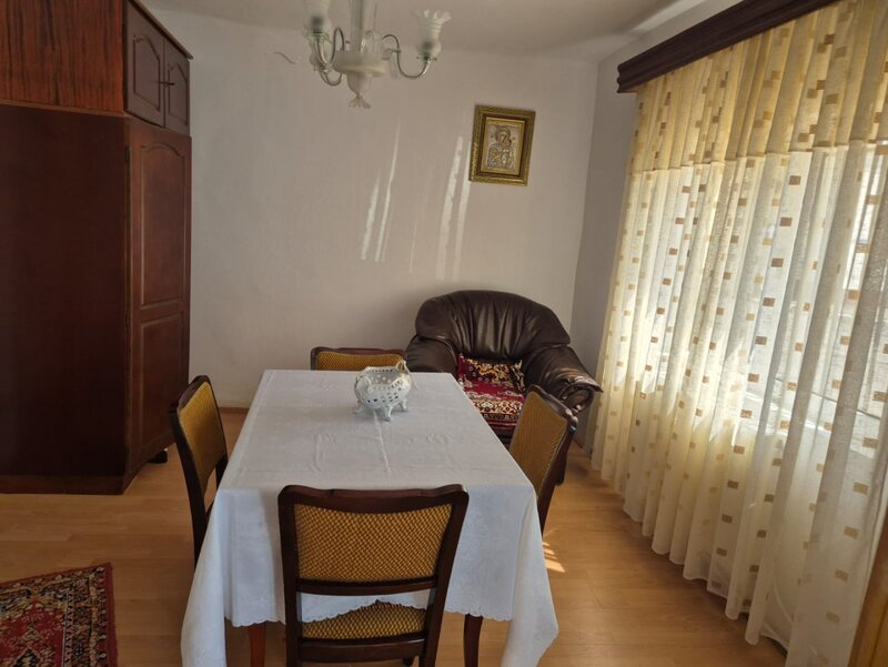 Buzau, casa langa liceul Hasdeu, langa pe str. Plevnei.